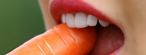 Porkkanaa pureskeleva suu.