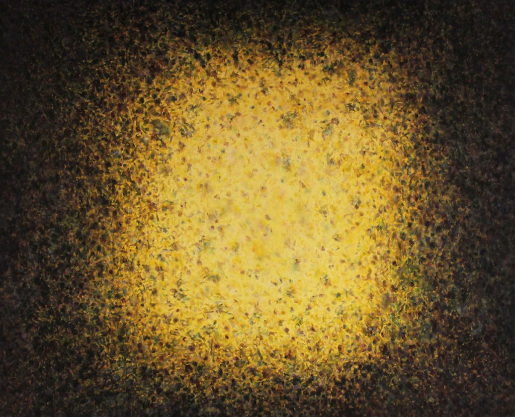 Kuvassa on abstrakti, pistemäisistä muodoista koostuva teos, jonka keskellä on väritään keltainen, ikään kuin valoisa alue, ja reunoilla tummaa, ikään kuin avaruus.