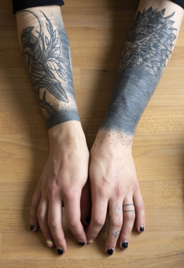 Kuvassa on kasi tatuoitua kättä.