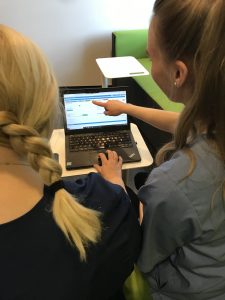 Kaksi opiskelijaa työskentelee tietokoneen ääressä