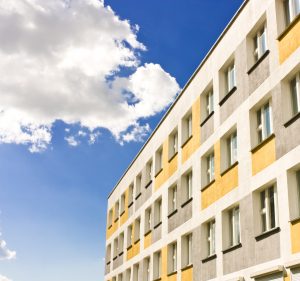 Kerrostalo ja taivasta