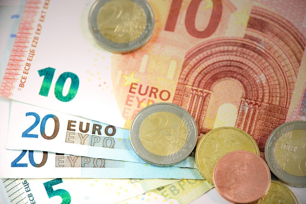 Kuvassa näkyy rahaa, euroja.