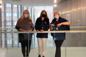 Kolme opettajaa seisoo koulun aulassa. Opettajat ovat Niina Tunturi, Tiiina Murto ja Marjatta Häsänen.na