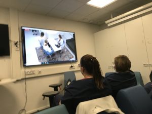 Oppimistilanne, jossa kaksi naisosallsitujaa seuraa tv-vastaanottimen kautta simulaatiota lääkehoitoneuvottelusta.