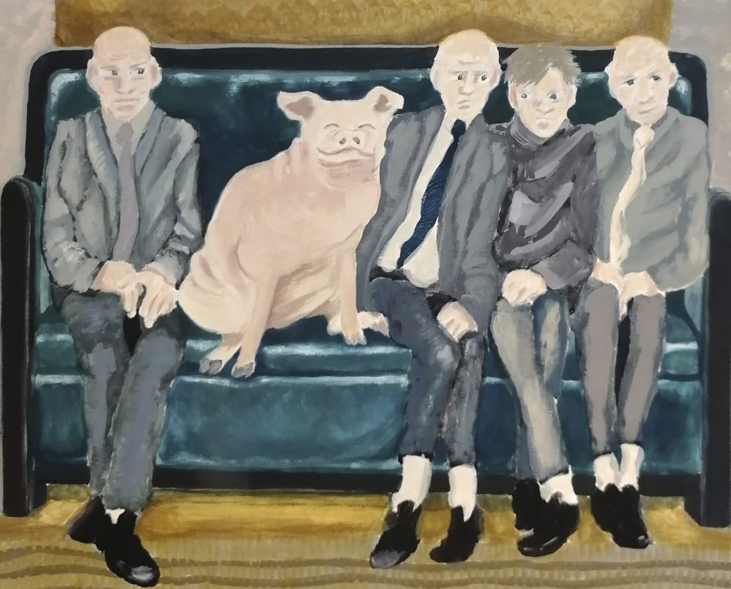 Kuvassa istuu neljä miestenpukuista henkilöä sohvalla ja heidän lisäkseen sika. Katsojasta nähtynä sian vasemmalla puolella on yksi henkilö ja oikealla kolme.