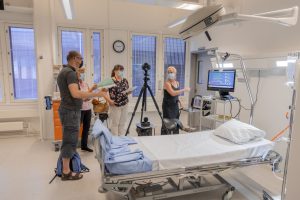 Lavastetussa potilashuoneessa käydään läpi käsirjoitusta , kun suunnitellaan sairaanhoidon oppimisen virtuaalisovellusta