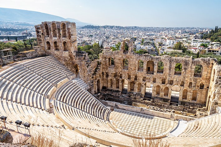 Kuvassa on antiikin aikainen amfiteatteri katsomon takaa kohti näyttämöä kuvattuna.