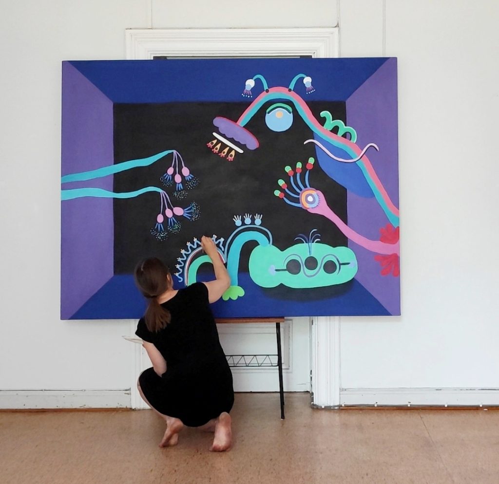 Kuvassa on esillä yhteistyössä näyttelijä-tanssija Elina Kiviojan kanssa toteutettu maalaus työstettävänä.