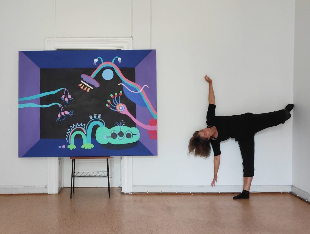 Kuvassa on vasemmalla esillä yhteistyössä näyttelijä-tanssija Elina Kiviojan kanssa toteutettu maalaus sekä oikealla tanssija itse sivuttaisessa vaaka-asennossa.