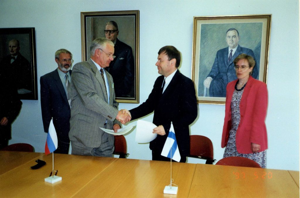 Kättely pietarilaisen yliopiston kanssa solmitun yhteistyösopimuksen kunniaksi vuonna 1997