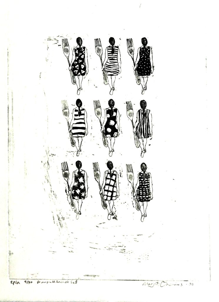 Kuvassa näkyy kolmessa rivissä ja kolmessa sarakkeessa mekkopukuisia naisia takaapäin. Heillä on miltei itsensä kokoiset haarukat vasemmassa kädessään.