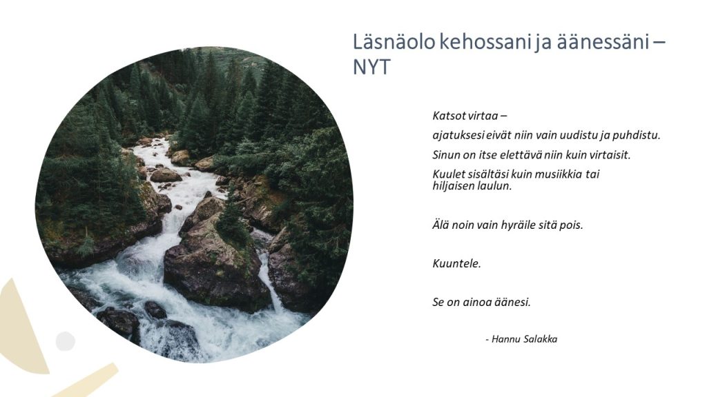 Kuvassa on tekstinä Hannu Salakan runo sekä kuva vuolaana kivien lomassa virtaavasta joesta metsän keskellä.