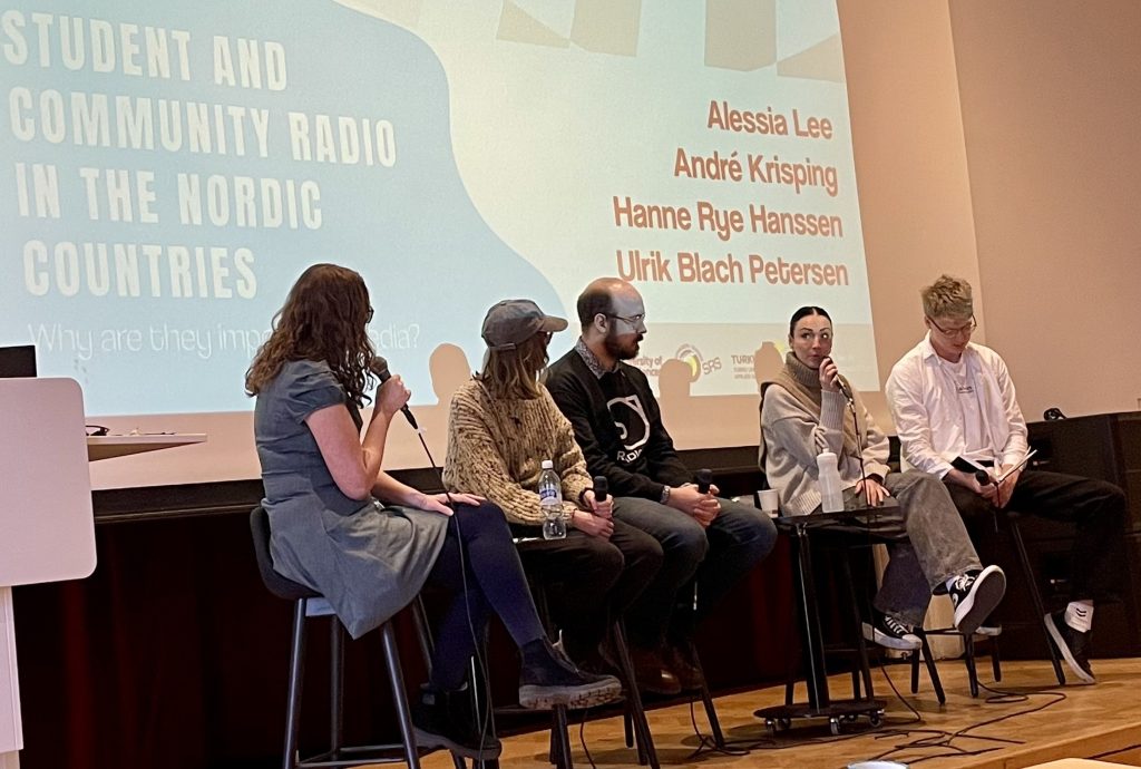 Kuvassa on 5 paneelikeskustelijaa: Alessia Lee, Andre Krisping, Hanne Rye Hanssen ja Ulrik Blach Petersen.