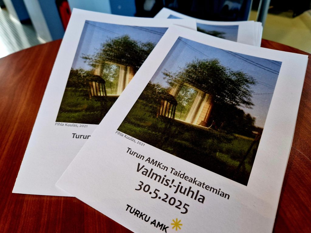 Kuvassa on Valmis!-juhlan 30.5.2025 ohjelmalehtisiä.