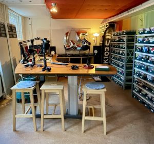Kuvassa on näkyvissä radiostudio, pöydällä on mikkejä telineissään.