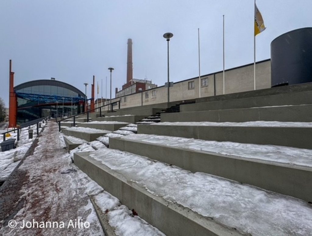 Kuvassa näkyy Varvintorin portaikko jäisenä, polanteisena, sekä Sigyn-salin puoleinen osuus Taideakatemiasta. Näkyvillä on myös Turku Energian Fibonacci-piippu.