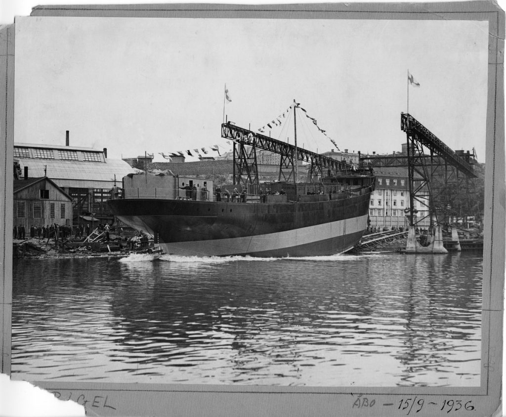 Kuvassa on Rigel-laiva telakalla Veistämöntorin kohdalla - taustalla näkyy yhä paikoillaan oleva kerrostalo Minerva.