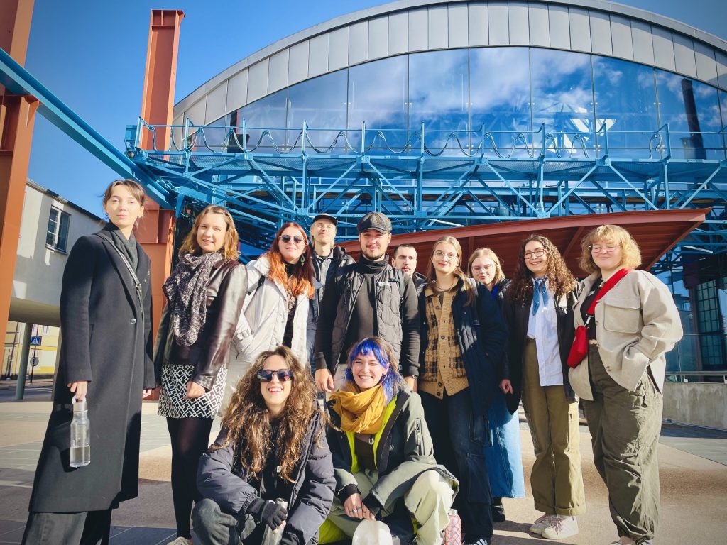 Kuvassa näkyy Revive-opiskelijoiden ryhmä Varvintorilla, taustallaan Köysiteatterin pääty.