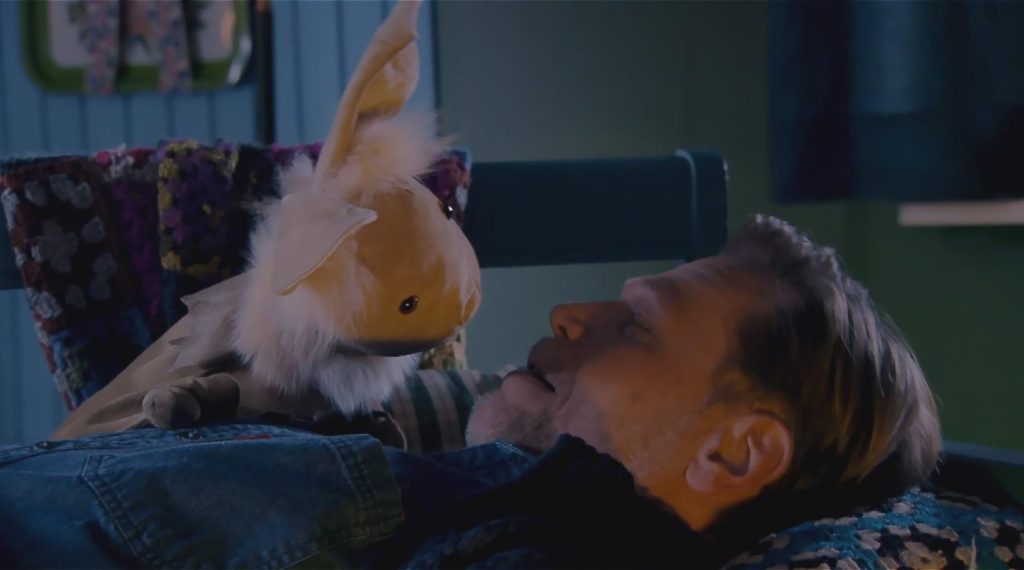 Kuvassa jäniksen kaltainen nukkehahmo Neponen keskustelee Jyrkin kanssa Jyrkin ja Neposen tunneloikkia -ohjelmassa.