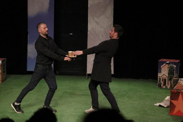 Ivo ja Georgi näyttämöllä.