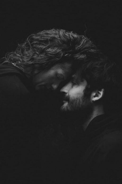 Kuva Niki Dragoumista ja Andeas Koutsoumbasista. He ovat päät yhdessä kasvot kasvoja kohti.