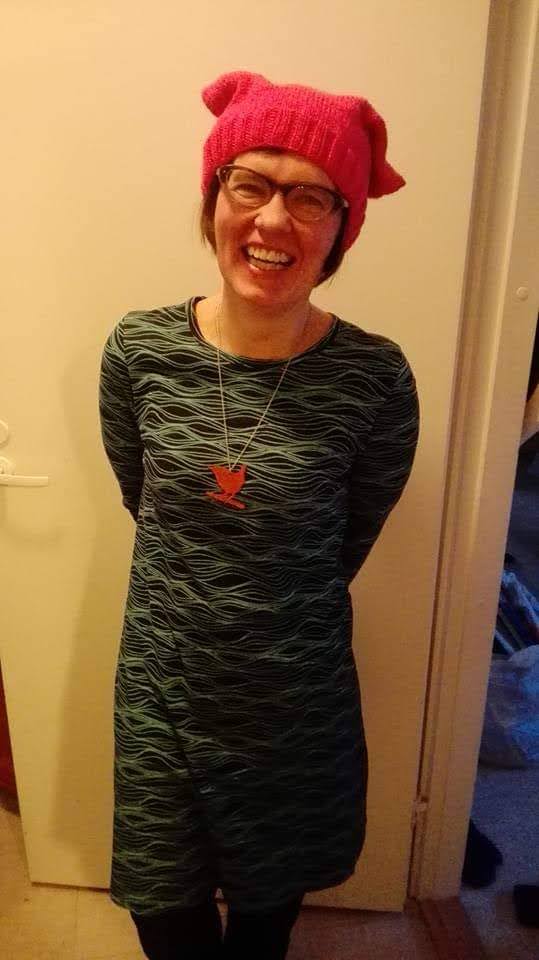 Punapipoinen nainen.