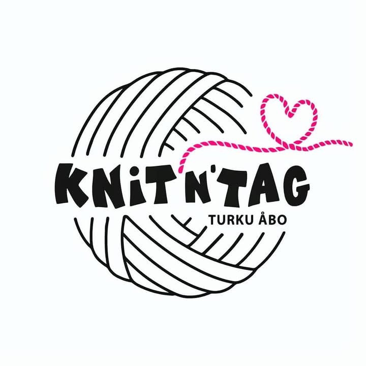 Kuvassa piirretty lankakerä, sen päällä teksti Knit n'tag Turku Åbo.
