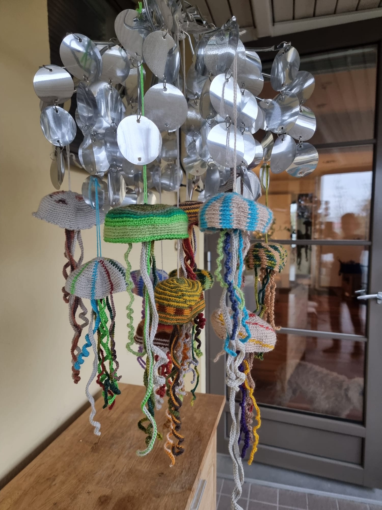 Metallilevyistä ja virkatuista käsitöistä tehtyjä "meduusoja".