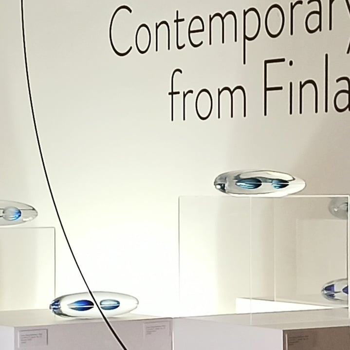 Kuvassa on soikion muotoisia lasitaideteoksia.