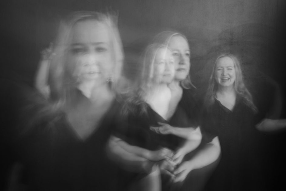 Kuvassa näkyy sama henkilö neljästi eri ilmein.