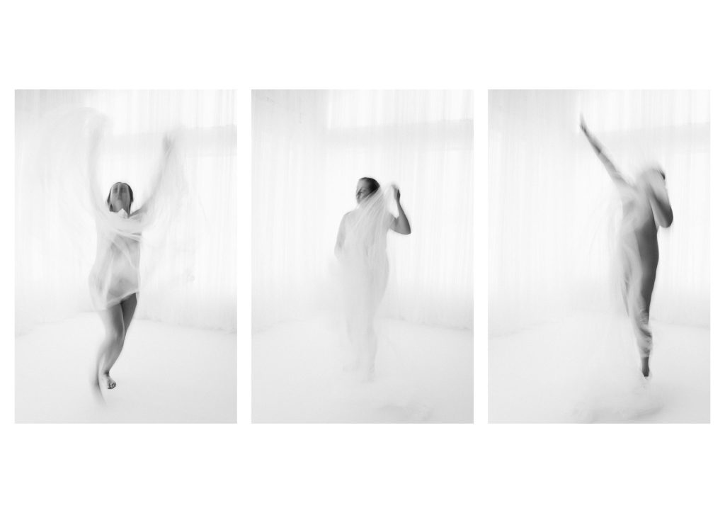 Kokonaisuus muodostuu kolmen kuvan sarjasta, jossa alaston hahmo liikkuu harson sisällä.