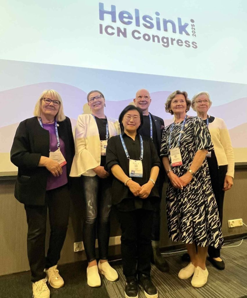 Suomalaisia hoitotyön asiantuntijoita ryhmäkuvassa ICN 2025-kongressissa