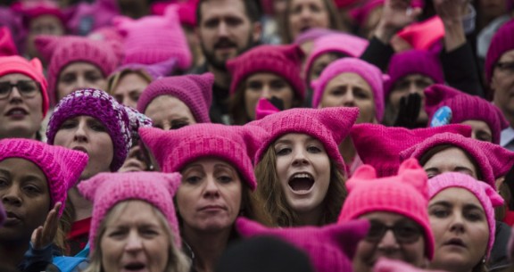 Naisjoukko, jolla päässä pinkit pipot.