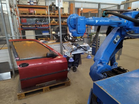 Laboratorio, jossa puretaan autoja erilaisilla laitteilla.