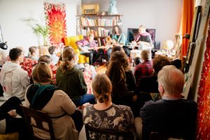 Kuvaaja on yleisön takana, kamera näyttää yleisön katsomassa musiikkiesitystä yksityiskohdissa.