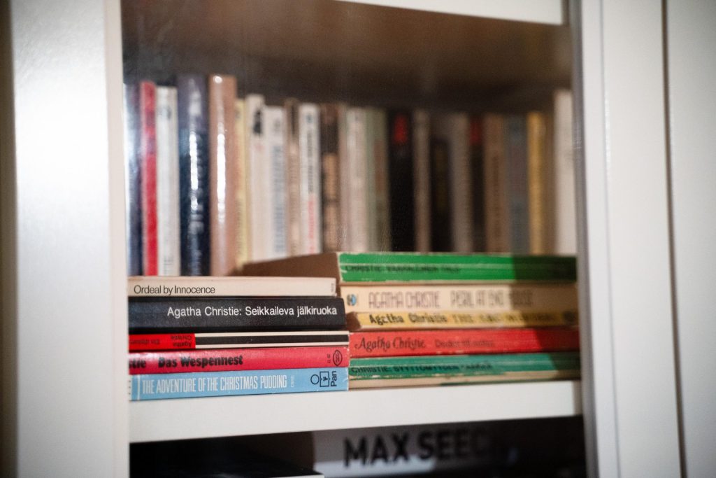 Kuvassa on kirjahylly ja sen kirjoja.