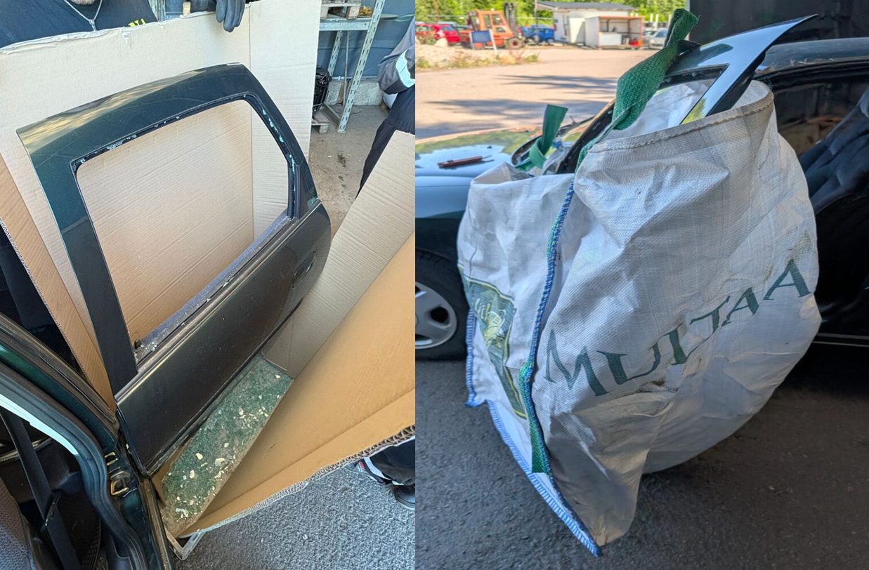 Autosta on irrotettu ovi pahvien sisällä ja suurtaloussäkki täynnä tavaraa.