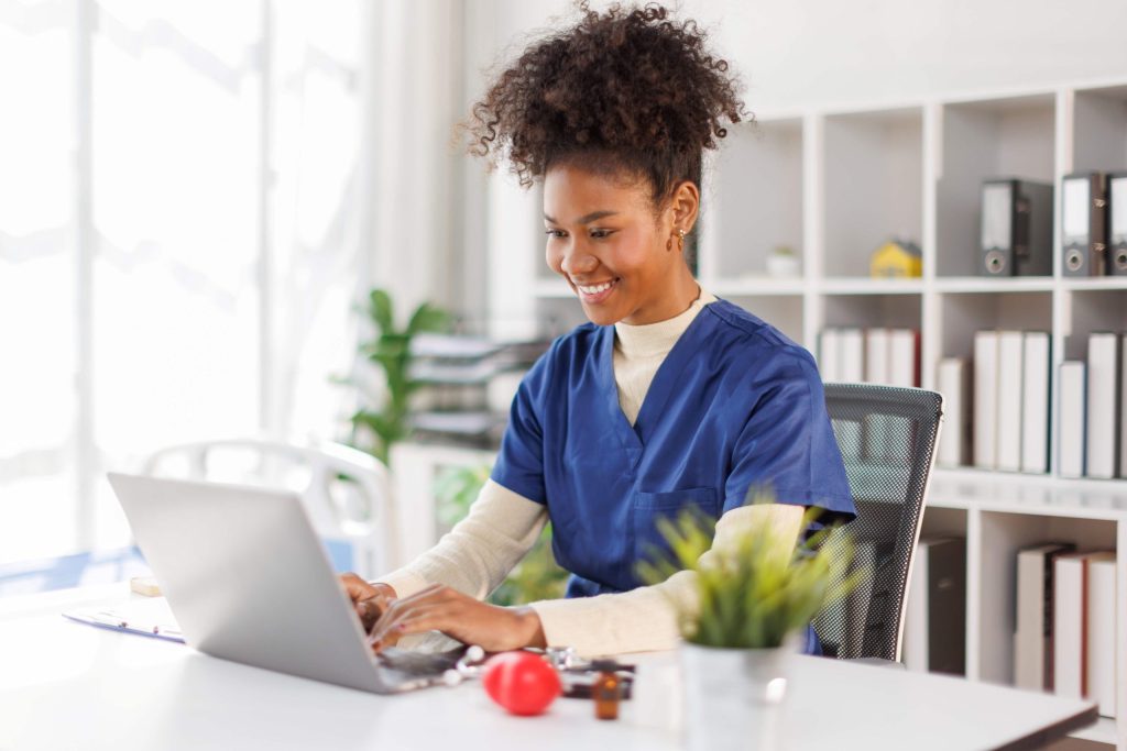 Hoitotyön opiskelija työskentelee tietokoneella
