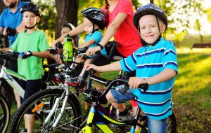 perhe pyöräilemässä