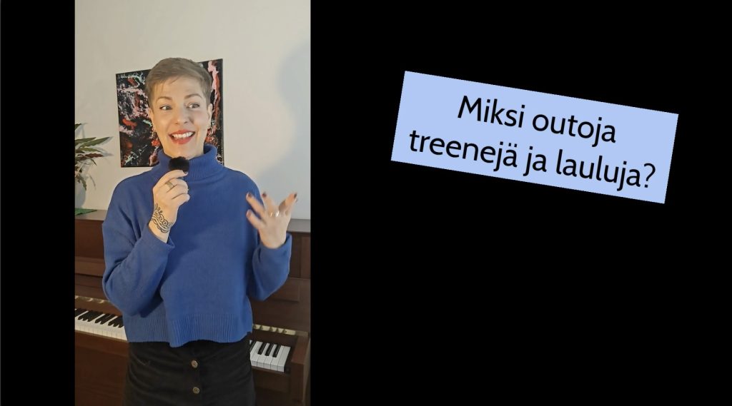 Kuvassa on Julia Vuorinen pianon edessä mikrofoni kädessään. Kuvassa on teksti: Miksi outoja treenejä ja lauluja?