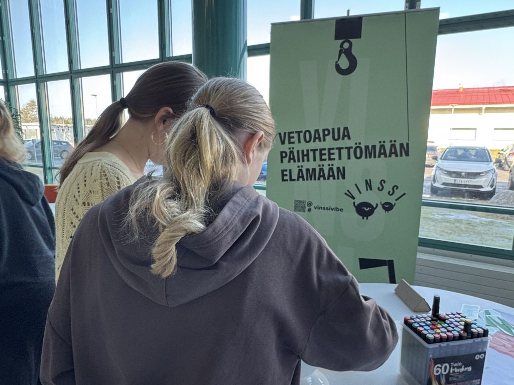 Kaksi tyttöä aivoterveyspisteellä