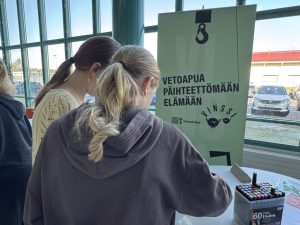 Kaksi tyttöä aivoterveyspisteellä