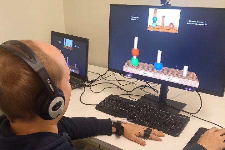 Testihenkilö suorittamassa testiä