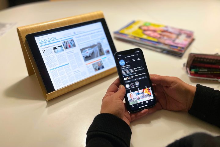 Kuvassa iPad, jossa näkyy Salon Seudun Sanomien digilehti. Kuvassa lisäksi puhelin kädessä ja puhelimessa on auki Salon Seudun Sanomien Instagram-tili.
