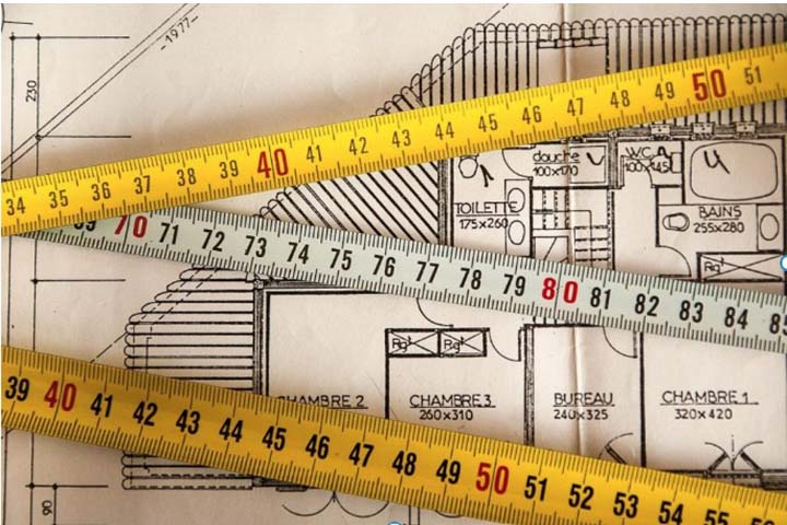 Pohjapiirustus, jonka päällä mittanauhoja