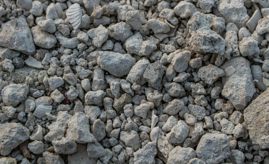 Kuva 1: Betonimursketta (Unsplash. Z. Colah).
