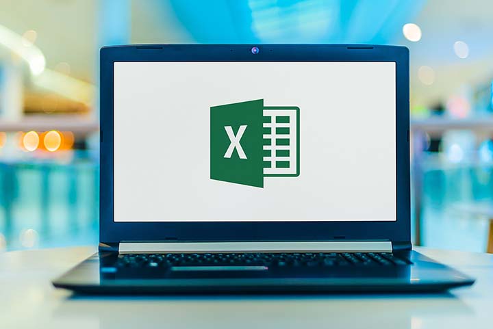 Tietokoneen näyttö, jossa Excel-ohjelman kuvake