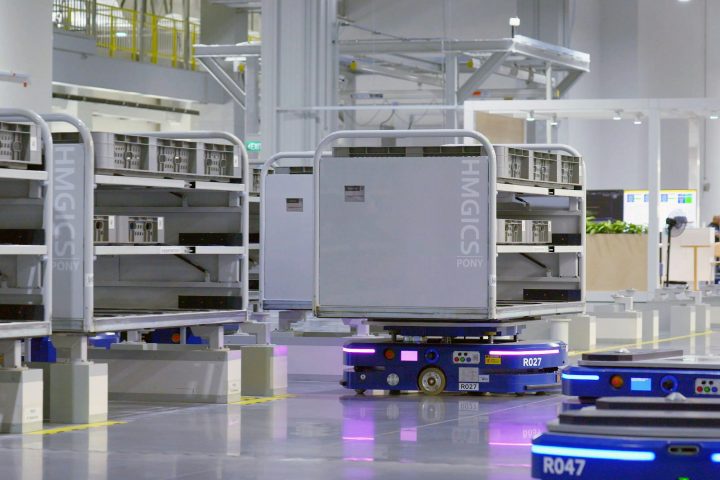 Autonominen robotti kuljettaa osat tehtaalla