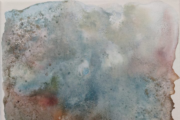 Alkukuvassa on vaaleasävyinen yksityiskohta Hanna Saalin maalauksesta Ikkuna hiljaisuuteen.