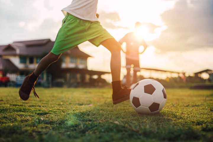 jalkapallo ja pelaajan jalat